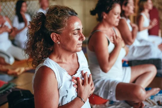 Clase de yoga guiada por profesora